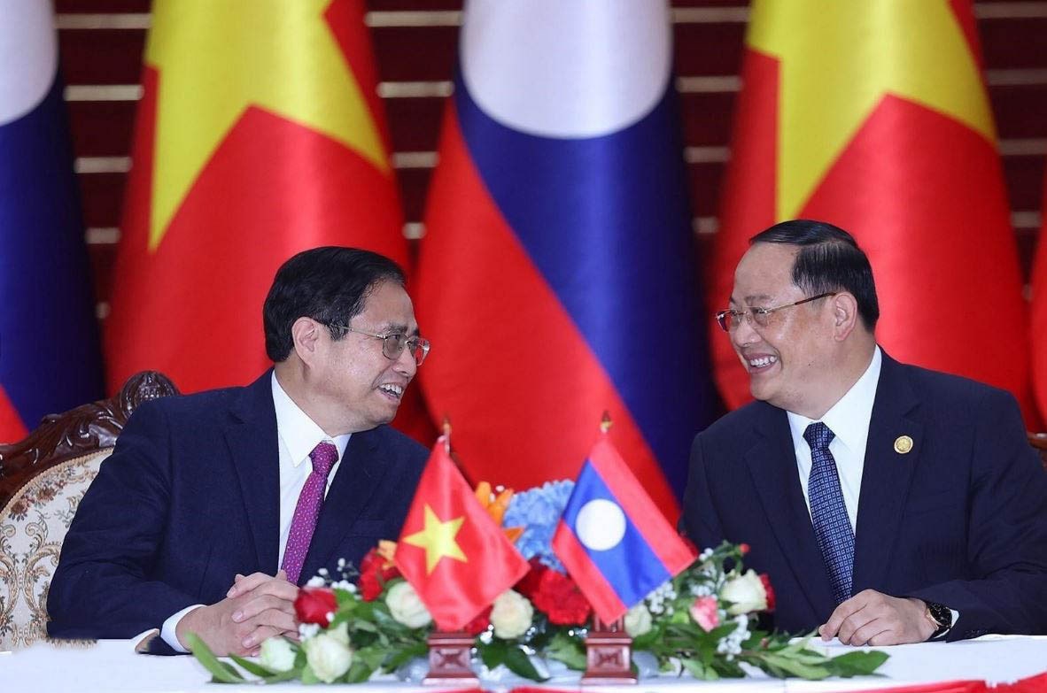 Thủ tướng Phạm Minh Chính và Thủ tướng Lào Sonexay Siphandone trao đổi tại lễ ký các văn kiện hợp tác giữa hai nước Việt Nam-Lào. 