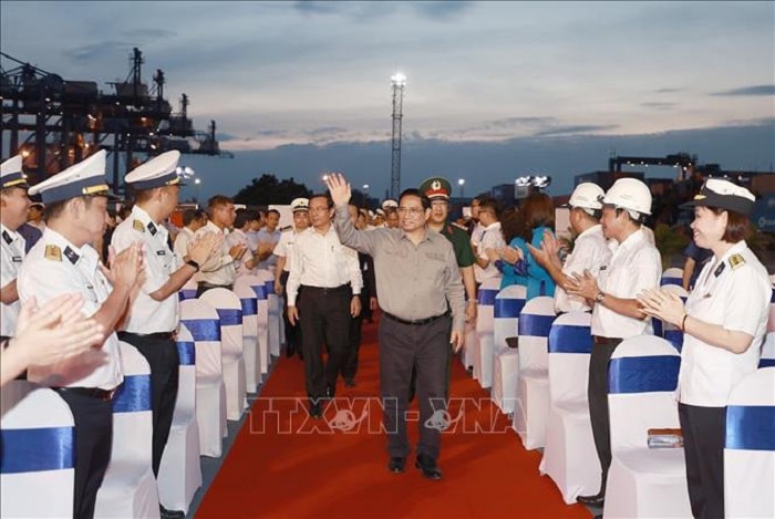 Thu tuong cung lanh dao Chinh phu lanh dao TP.HCM du le min - Thủ tướng dự lễ phát lệnh ra quân sản xuất đầu năm tại cảng Tân Cảng - Cát Lái