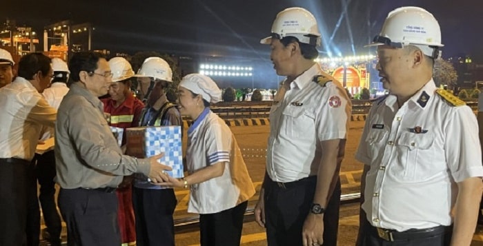 Thu tuong tang qua min - Thủ tướng dự lễ phát lệnh ra quân sản xuất đầu năm tại cảng Tân Cảng - Cát Lái