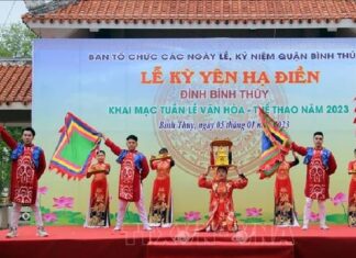 Cần Thơ: Khai mạc Lễ hội Kỳ Yên Hạ điền đình Bình Thủy Tiết mục múa "Dâng lễ Kỳ yên" khai mạc Lễ hội.