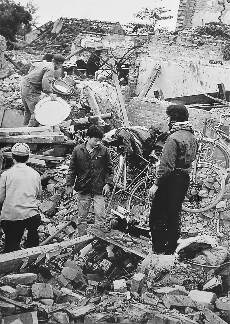 Tìm kiếm người thân sau vụ B52 rải thảm phố Khâm Thiên, Hà Nội.