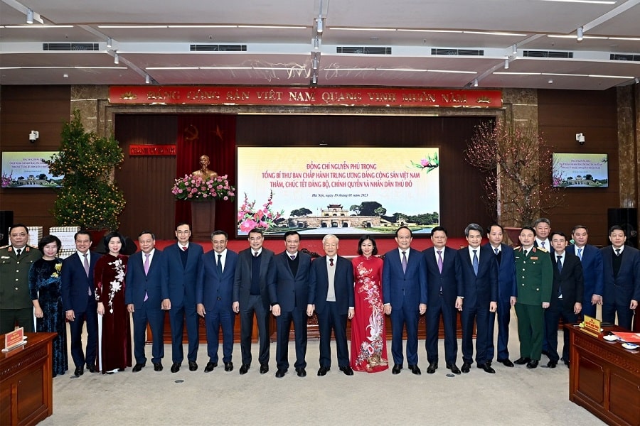 Tổng Bí thư chụp ảnh lưu niệm với lãnh đạo thành phố Hà Nội