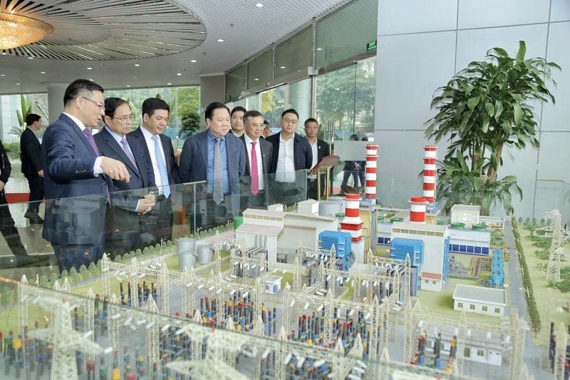 Tổng Giám đốc PVN Lê Mạnh Hùng báo cáo với Thủ tướng về tình hình hoạt động của lĩnh vực điện.