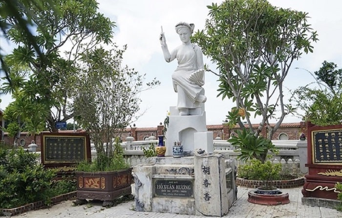Tượng nữ sĩ Hồ Xuân Hương ở xã Quỳnh Đôi, huyện Quỳnh Lưu, tỉnh Nghệ An.