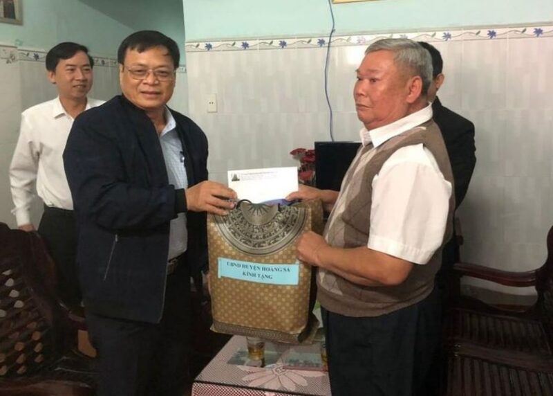 UBND huyen Hoang Sa trao qua cho ong Tran Van Son min 800x572 - Đà Nẵng tri ân các nhân chứng Hoàng Sa