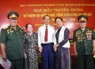 Ủy viên Bộ Chính trị, Bí thư Thành ủy TP HCM Nguyễn Văn Nên trao đổi với các đại biểu