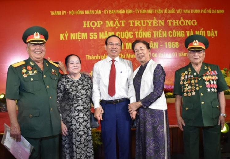 Ủy viên Bộ Chính trị, Bí thư Thành ủy TP HCM Nguyễn Văn Nên trao đổi với các đại biểu
