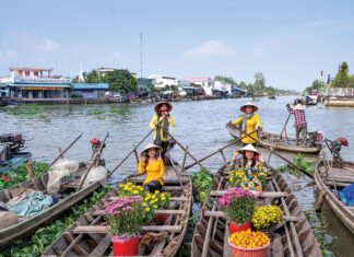 Đón Tết trên sông: Độc đáo và hấp dẫn Những chiếc thuyền chở đầy hoa đậu dọc bến kênh trong ánh chiều tà, nơi buôn bán nhộn nhịp của chợ hoa tết Nguyên đán ở TP.HCM.