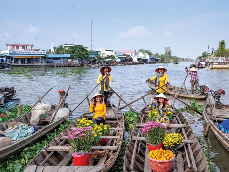 cho hoa tet Nguyen dan o TPHCM 800x600 - Đón Tết trên sông: Độc đáo và hấp dẫn