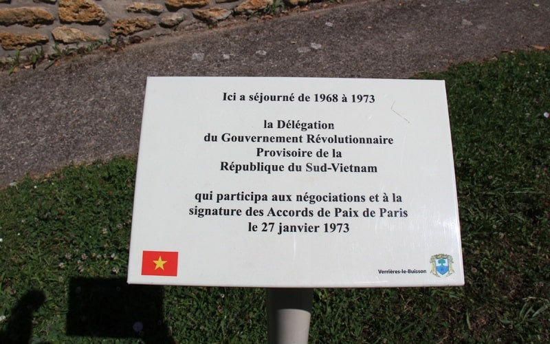Ngày 13/10/2012, Tòa thị chính thành phố Verrières-le-Buisson phối hợp Đại sứ quán Việt Nam tại Pháp tổ chức lễ gắn biến di tích lịch sử trước ngôi nhà ở số 17, phố Cambacérès, nơi lưu trú của Đoàn đại biểu Chính phủ Cách mạng lâm thời miền Nam Việt Nam. 