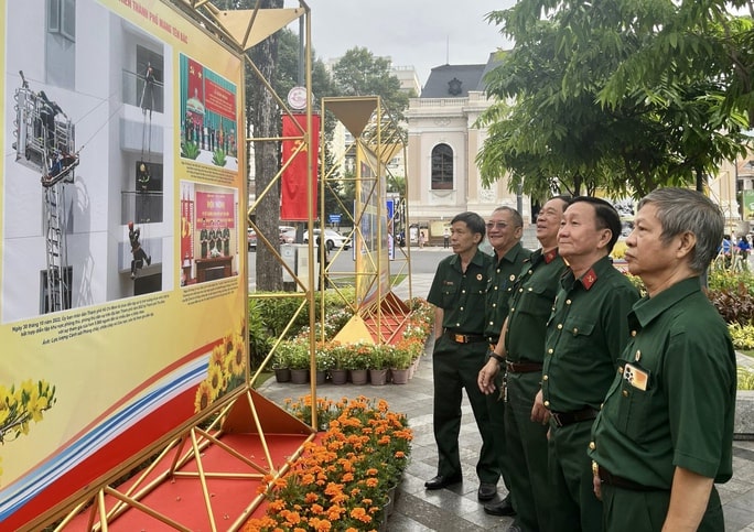 Các đại biểu tham quan triển lãm tại Công viên Lam Sơn