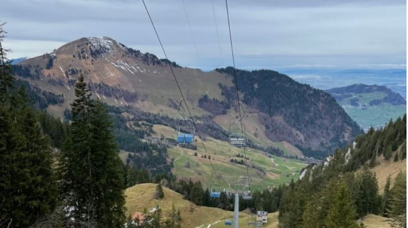 Bên kia dãy núi Alps ở Thụy Sĩ, ông Mark Bennett đang sống trong một ngôi làng nhỏ gần Lucerne, nằm ở cuối khu trượt tuyết Klewenalp-Stockhutte.
