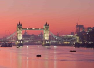 Dòng Thames hồi sinh từ 'sông xác sống' bốc mùi