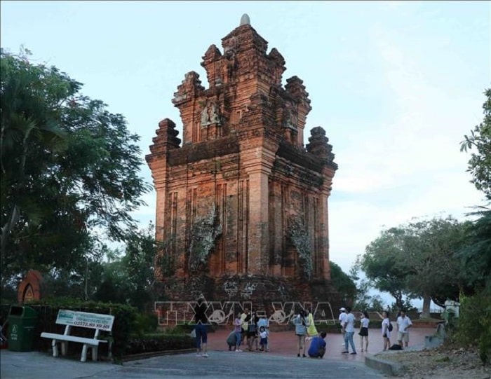Tháp Nhạn là di tích kiến ​​trúc nghệ thuật cấp quốc gia đặc biệt, tọa lạc tại phường 1, thành phố Tuy Hòa, tỉnh Phú Yên. 