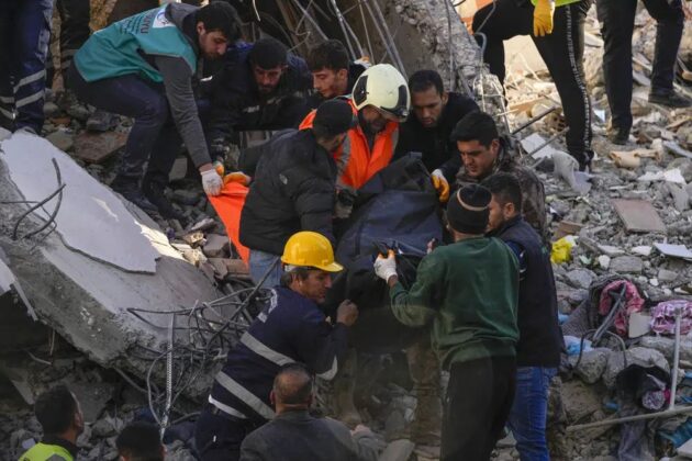 1 min 16 630x420 - Thảm họa động đất Thổ Nhĩ Kỳ - Syria: Hơn 15.000 người chết, 23 triệu người bị ảnh hưởng