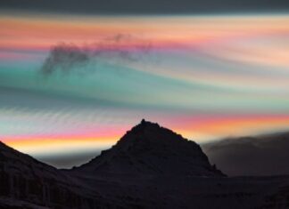 Những đám mây nhiều màu tỏa sáng trên bầu trời đêm phía trên núi Jökultindur ở Iceland vào ngày 25/1. Ảnh: Jónína Guðrún Óskarsdóttir.