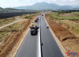 Rõ hình hài tuyến cao tốc hơn 7.600 tỷ Nha Trang – Cam Lâm Dự án được khởi công hồi tháng 9/2021, đến nay, công trình đã lộ diện các trục đường. Dự án có 49/49,1km mặt bằng đã được bàn giao. Mỗi ngày, có hàng trăm công nhân cấp tập thi công để sớm hoàn thành. Dự án dự kiến thông xe kỹ thuật vào tháng 6, đi vào hoạt động vào tháng 9.