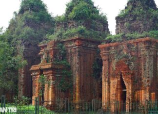 Di tích tháp chăm Khương Mỹ gần quốc lộ 1A, cách thành phố Tam Kỳ 2km về hướng Tây Nam.