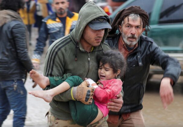10 min 1 606x420 - Chùm ảnh trận động đất kinh hoàng khiến hơn 1.500 người chết ở Thổ Nhĩ Kỳ, Syria