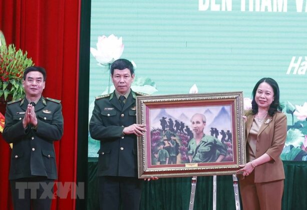 10 min 11 613x420 - Quyền Chủ tịch nước Võ Thị Ánh Xuân thăm Học viện Biên phòng