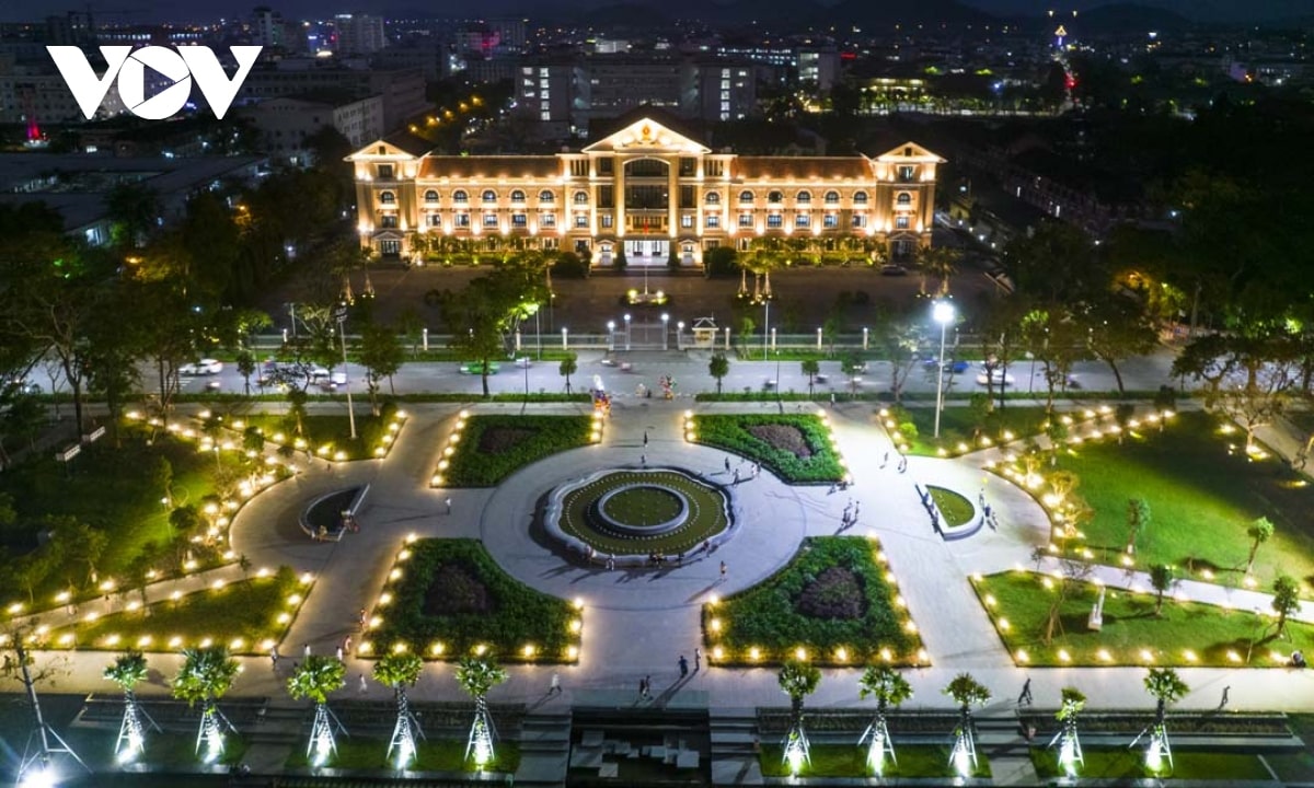 Công viên trước mặt trụ sở UBND Thừa Thiên Huế, một điểm nhấn xanh - sạch - đẹp bên dòng Hương giang. Công viên trước mặt trụ sở UBND Thừa Thiên Huế, một điểm nhấn xanh - sạch - đẹp bên dòng Hương giang.