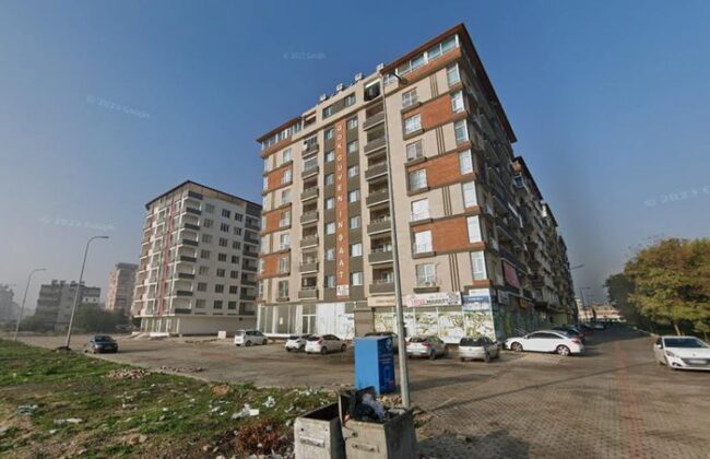 Hatay cũng l&agrave; v&ugrave;ng bị thiệt hại nặng nhất Thổ Nhĩ Kỳ, cả về người v&agrave; cơ sở vật chất. Đ&acirc;y l&agrave; th&agrave;nh phố nằm s&aacute;t bi&ecirc;n giới Syria.