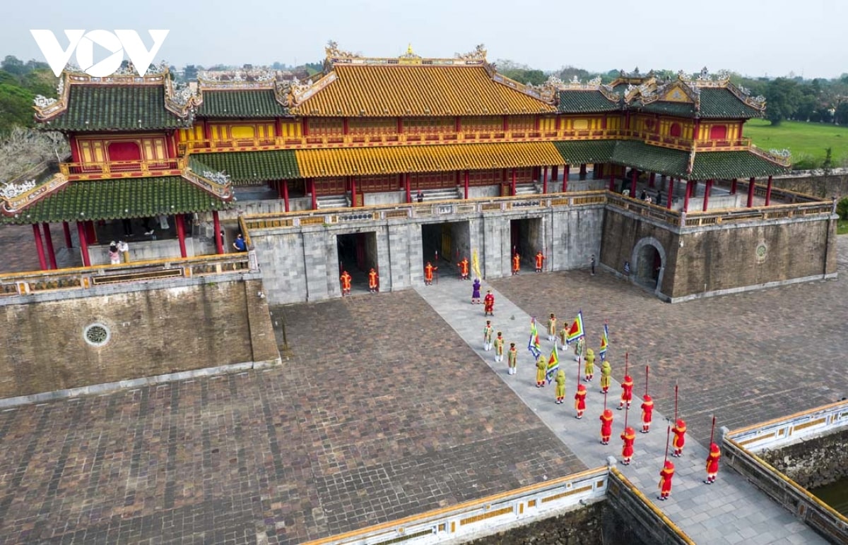 Lễ đổi gác tại Đại Nội Huế nhìn từ trên cao. Lễ đổi gác tại Đại Nội Huế nhìn từ trên cao.