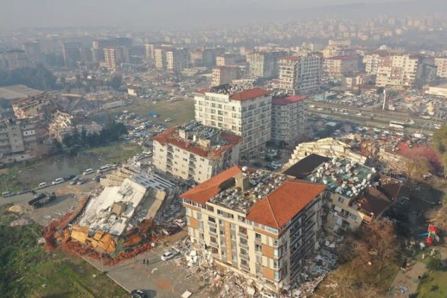DU LỊCH Quang cảnh trước v&agrave; sau động đất ở Thổ Nhĩ Kỳ An Ngọc Theo Independent/Telegraph Thứ tư, 8/2/2023 08:10 (GMT+7)Trận động đất dữ dội đ&atilde; g&acirc;y thiệt hại nặng nề cả về người v&agrave; cơ sở vật chất cho Thổ Nhĩ Kỳ. H&agrave;ng ngh&igrave;n người đ&atilde; thiệt mạng, h&agrave;ng loạt c&ocirc;ng tr&igrave;nh sụp đổ, hư hỏng. L&acirc;u đ&agrave;i Gaziantep ở tỉnh Gaziantep, Thổ Nhĩ Kỳ l&agrave; c&ocirc;ng tr&igrave;nh lịch sử, di t&iacute;ch được UNESCO c&ocirc;ng nhận. L&acirc;u đ&agrave;i được x&acirc;y dựng từ thế kỷ 2-3 sau C&ocirc;ng nguy&ecirc;n. Trận động đất khủng khiếp đ&atilde; l&agrave;m một số phần tường th&agrave;nh v&agrave; th&aacute;p canh sụp đổ, g&acirc;y hư hại c&aacute;c r&agrave;o sắt, tường chắn... Ảnh: CNN/Reuters. Nh&agrave; thờ Yeni Camii ở Malatya cũng bị hư hỏng nặng, với phần m&aacute;i v&ograve;m v&agrave; tường sụp nhiều mảng lớn. Đ&acirc;y cũng l&agrave; lần thứ ba nh&agrave; thờ bị ph&aacute; hủy bởi động đất, sau khi được x&acirc;y lại, sửa chữa v&agrave;o năm 1894 v&agrave; năm 1964. Ảnh: Erol Sasmaz/DHA. Cảng Iskenderun của th&agrave;nh phố Iskenderun, nơi trung chuyển nhiều container chở h&agrave;ng, bị thiệt hại nặng nề khi c&aacute;c container đổ, h&agrave;ng h&oacute;a bị ảnh hưởng v&agrave; một đ&aacute;m ch&aacute;y lớn bốc l&ecirc;n. Ảnh: AA/Reuters. H&agrave;ng trăm c&ocirc;ng tr&igrave;nh đ&atilde; sụp đổ ho&agrave;n to&agrave;n hoặc hư hại lớn, trong đ&oacute; c&oacute; nh&agrave; thờ C&ocirc;ng gi&aacute;o La M&atilde; ở quận Hatay của th&agrave;nh phố Iskenderun. Ảnh: Dosseman/AA. Một t&ograve;a nh&agrave; ở Hatay bị biến dạng, chỉ chực sụp xuống bất cứ l&uacute;c n&agrave;o. Ảnh: Google Street View/Reuters. Hatay cũng l&agrave; v&ugrave;ng bị thiệt hại nặng nhất Thổ Nhĩ Kỳ, cả về người v&agrave; cơ sở vật chất. Đ&acirc;y l&agrave; th&agrave;nh phố nằm s&aacute;t bi&ecirc;n giới Syria. Ảnh: Google Street/Reuters.