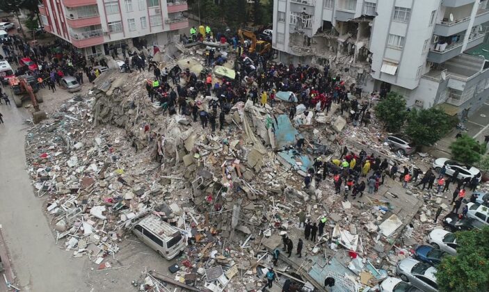 2 min 11 703x420 - Chùm ảnh trận động đất kinh hoàng khiến hơn 1.500 người chết ở Thổ Nhĩ Kỳ, Syria