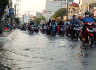 TPHCM: Triều cường dâng cao, người dân chật vật đi làm từ sáng sớm