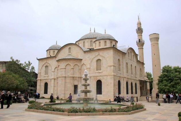 Nh&agrave; thờ Yeni Camii ở Malatya cũng bị hư hỏng nặng, với phần m&aacute;i v&ograve;m v&agrave; tường sụp nhiều mảng lớn. Đ&acirc;y cũng l&agrave; lần thứ ba nh&agrave; thờ bị ph&aacute; hủy bởi động đất, sau khi được x&acirc;y lại, sửa chữa v&agrave;o năm 1894 v&agrave; năm 1964.