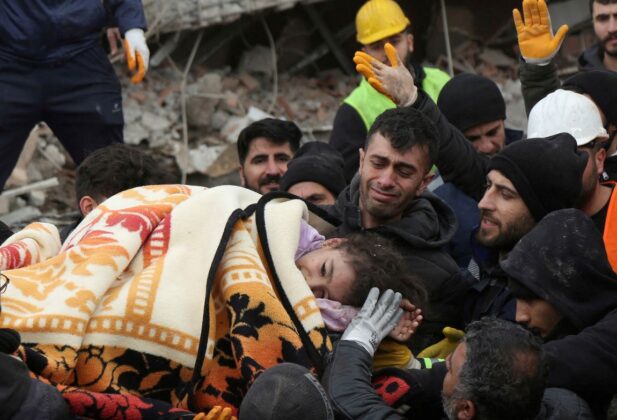 3 min 11 617x420 - Chùm ảnh trận động đất kinh hoàng khiến hơn 1.500 người chết ở Thổ Nhĩ Kỳ, Syria