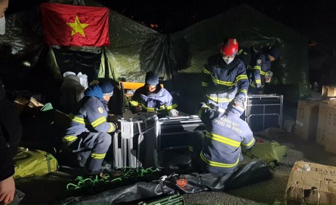3 min 24 688x420 - Hình ảnh cảnh sát cứu hộ Việt Nam triển khai tìm kiếm 15 nạn nhân dưới đống đổ nát tại Thổ Nhĩ Kỳ