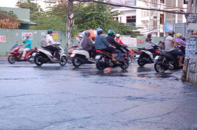 S&aacute;ng 23/2, triều cường l&ecirc;n khiến đường Huỳnh Tấn Ph&aacute;t bị ngập cục bộ 2