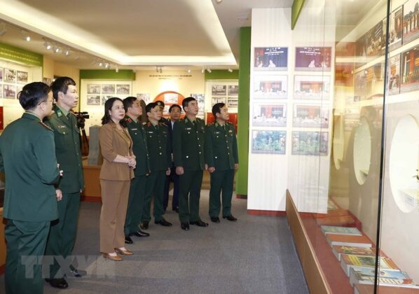 3 min 55 598x420 - Quyền Chủ tịch nước Võ Thị Ánh Xuân thăm Học viện Biên phòng