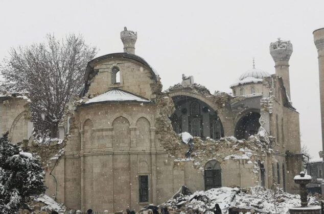 Nh&agrave; thờ Yeni Camii ở Malatya cũng bị hư hỏng nặng, với phần m&aacute;i v&ograve;m v&agrave; tường sụp nhiều mảng lớn. Đ&acirc;y cũng l&agrave; lần thứ ba nh&agrave; thờ bị ph&aacute; hủy bởi động đất, sau khi được x&acirc;y lại, sửa chữa v&agrave;o năm 1894 v&agrave; năm 1964. Ảnh: Erol Sasmaz/DHA.
