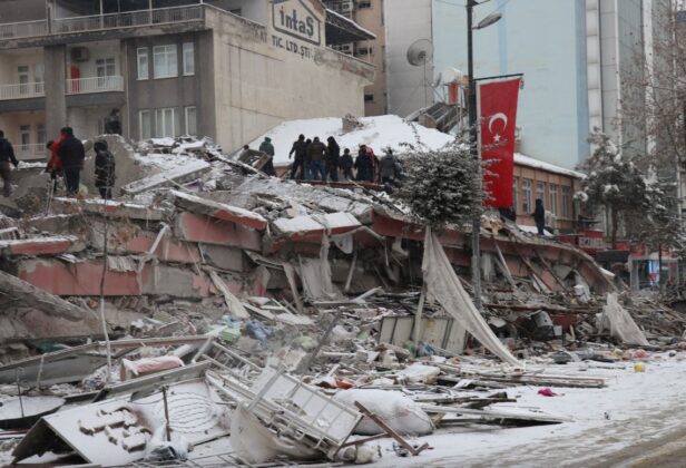 4 min 10 616x420 - Chùm ảnh trận động đất kinh hoàng khiến hơn 1.500 người chết ở Thổ Nhĩ Kỳ, Syria