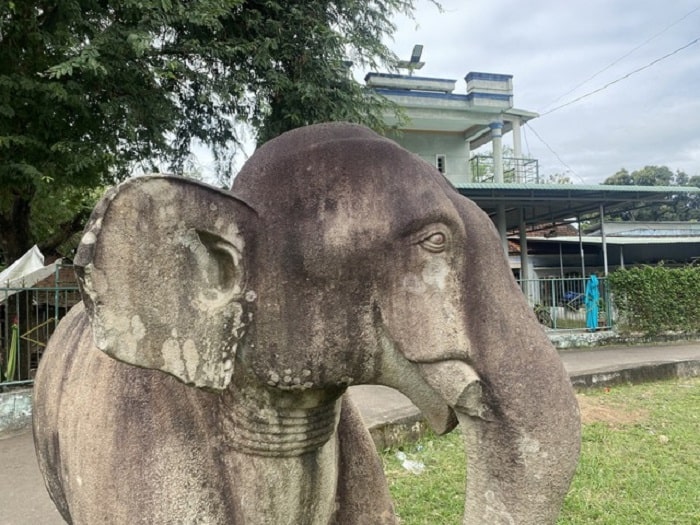 4 min 9 - Cận cảnh hai tượng voi đá được công nhận bảo vật quốc gia