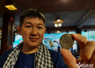 Anh Hiệp cầm trên tay đồng tiền xu của Vương quốc Phù Nam.