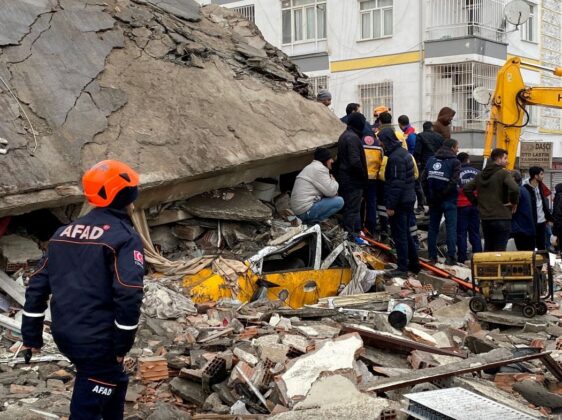 5 min 7 562x420 - Chùm ảnh trận động đất kinh hoàng khiến hơn 1.500 người chết ở Thổ Nhĩ Kỳ, Syria