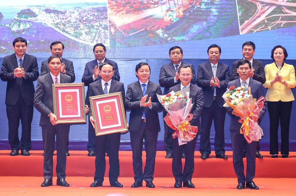 Tại Hội nghị, Phó Thủ tướng Chính phủ Trần Hồng Hà trao Quy hoạch tỉnh Quảng Ninh thời kỳ 2021-2030, tầm nhìn đến năm 2050; Quy hoạch chung TP. Hạ Long đến năm 2040 cho lãnh đạo tỉnh và TP. Hạ Long