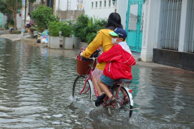Ngo&agrave;i ra một số khu vực mặt tiền đường Nguyễn Hữu Thọ, Nguyễn Thị Thập quận 7 cũng xảy ra t&igrave;nh trạng ngập.