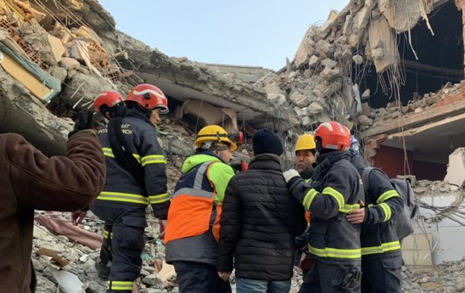 7 min 10 667x420 - Hình ảnh cảnh sát cứu hộ Việt Nam triển khai tìm kiếm 15 nạn nhân dưới đống đổ nát tại Thổ Nhĩ Kỳ