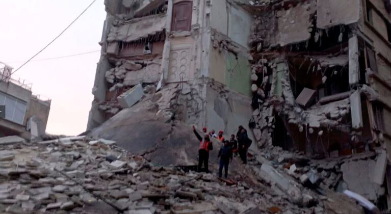 7 min 3 767x420 - Chùm ảnh trận động đất kinh hoàng khiến hơn 1.500 người chết ở Thổ Nhĩ Kỳ, Syria
