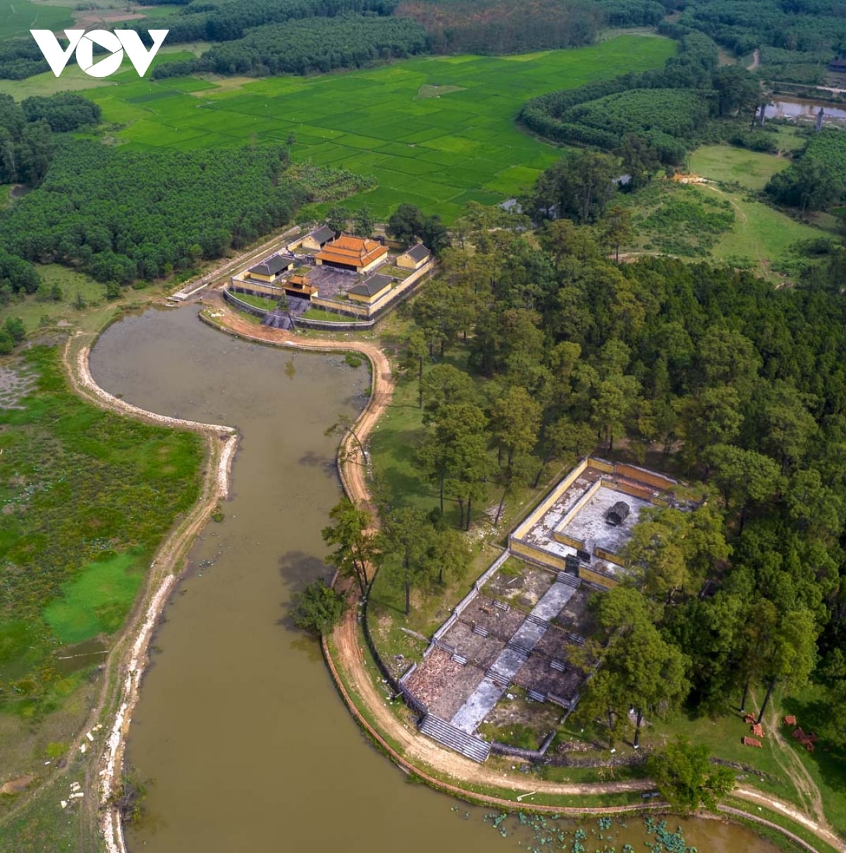 Quần thể lăng Gia Long , vị vua đầu tiên triều Nguyễn. Quần thể lăng Gia Long , vị vua đầu tiên triều Nguyễn.
