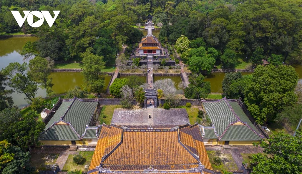Lăng Minh Mạng được bao trùm một màu xanh của những hàng cây với không gian vô cùng yên ả, tĩnh lặng của dòng sông và sự vững chắc của núi non. Tất cả đều mang đến một vẻ đẹp hữu tình, còn được tô điểm thêm một khu đầm sen tỏa ngát hương thơm ở giữa khuôn viên lăng. Lăng Minh Mạng được bao trùm một màu xanh của những hàng cây với không gian vô cùng yên ả, tĩnh lặng của dòng sông và sự vững chắc của núi non. Tất cả đều mang đến một vẻ đẹp hữu tình, còn được tô điểm thêm một khu đầm sen tỏa ngát hương thơm ở giữa khuôn viên lăng.