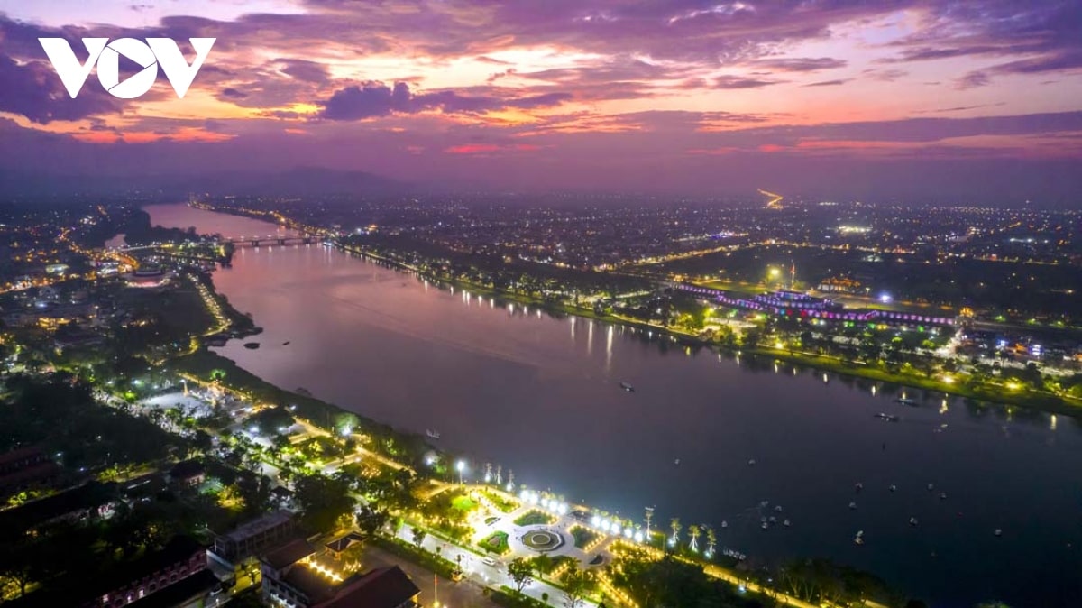 Hoàng hôn màu tím xứ Huế. Hoàng hôn màu tím xứ Huế.