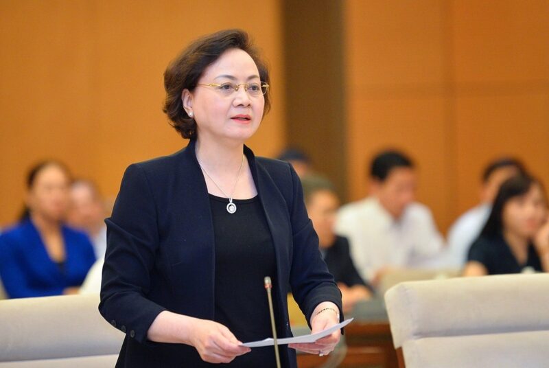 Bộ trưởng Bộ Nội vụ Phạm Thị Thanh Trà trình bày Tờ trình điều chỉnh đơn vị hành chính.