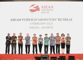 Bộ trưởng Bùi Thanh Sơn và các Bộ trưởng Ngoại giao ASEAN, Timor Leste chụp ảnh chung tại AMMR 2023.