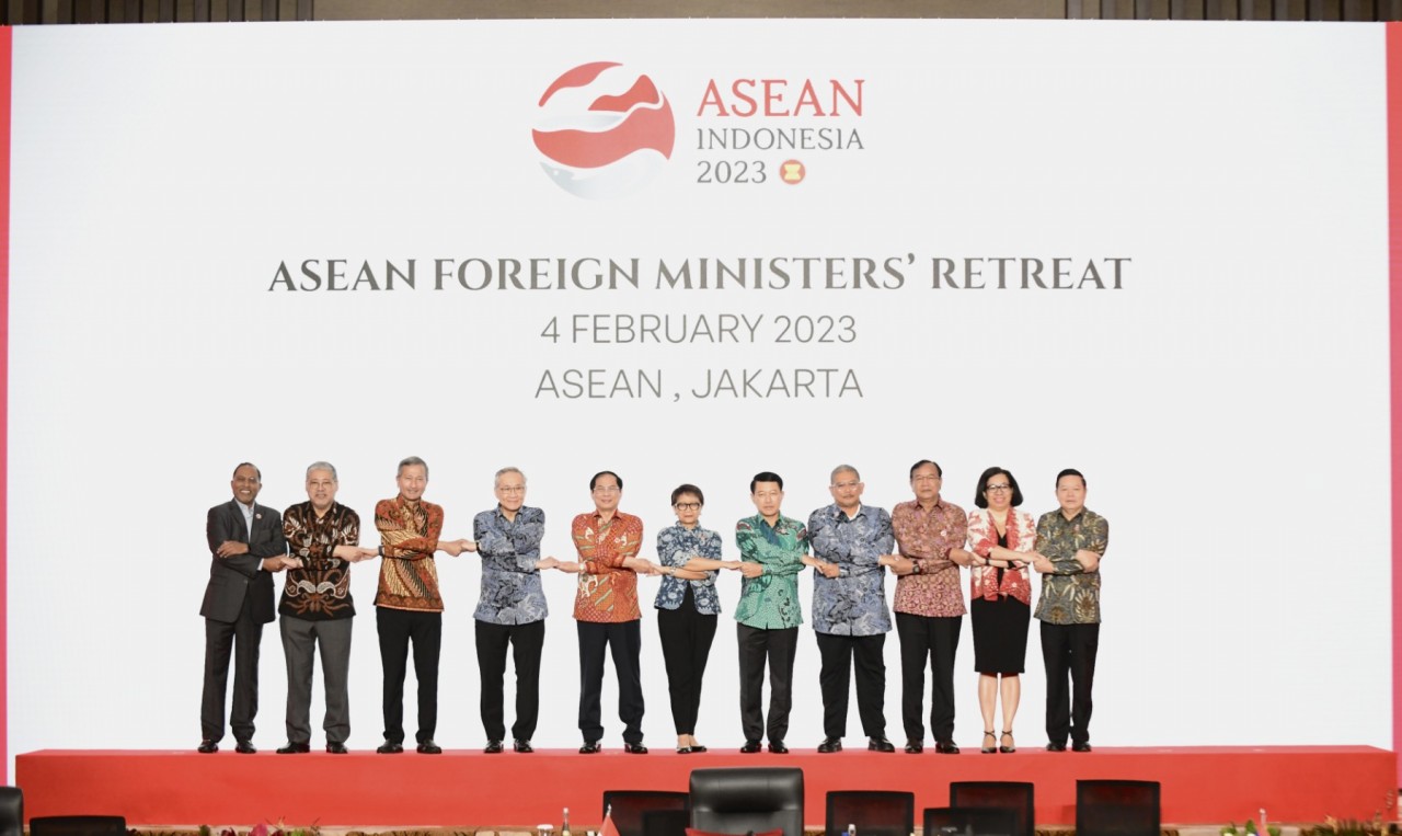 Bo truong Bui Thanh Son va cac Bo truong Ngoai giao ASEAN min - AMMR 2023: ASEAN củng cố cộng đồng, vượt qua khó khăn, phát huy vị thế